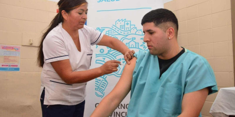 El personal de salud será vacunado en la primera etapa del operativo, junto con los mayores de 65 años