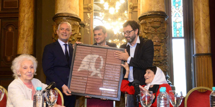 Las autoridades municipales entregaron un cuadro destinado a Madres de Plaza de Mayo que reúne nueve Baldosas de la Memoria de Plaza San Martín junto a un pañuelo pintado por organismos de derechos humanos