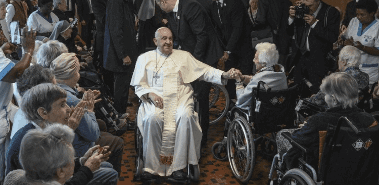El Papa Francisco durante una visita sorpresa a una residencia de ancianos en Bélgica  (crédito imagen: ANSA)