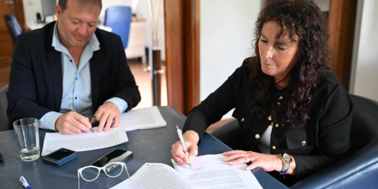El intendente de Puán, Diego Reyes, y la secretaria general de UPCNBA, Fabiola Mosquera