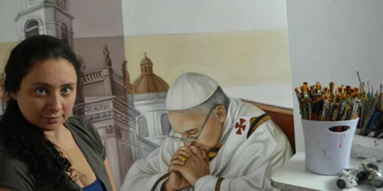 Mercedes Fariña en su taller con el icónico cuadro del papa Francisco (Crédito imagen: CNN en español)