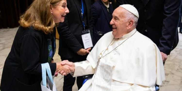 El Papa Francisco saluda a la rectora de la UCALP, Rita Gajate