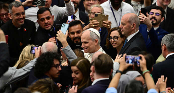 El Santo Padre se reunió con 5 mil profesionales de los medios de comunicación presentes en Roma. Les agradeció y los instó a servir a la verdad y la paz, al tiempo que pidió la liberación de los periodistas presos en el mundo (Crédito imagen: AFP)