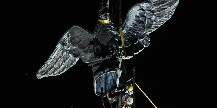 El águila volvió a su lugar original