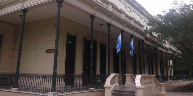 Edificio central de la facultad de Ingeniería de la UNLP, situado en la esquina de avenida 1 y calle 47