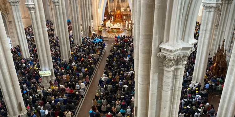 Una multitud participó de la procesión de Corpus Christi 2025