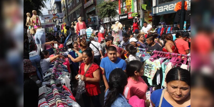 Perú, el país modelo para el gobierno ultraderechista argentino, tiene un nivel de informalidad laboral cercano al 80%, un Congreso literalmente tomado por la derecha que garantiza el satu quo, niveles de corrupción pornográficos y una precariedad institucional superlativa: en el último cuarto de siglo ha tenido un presidente cada 2,2 años, menos de la mitad del periodo de 5 que contempla la Constitución (crédito imagen: La República)