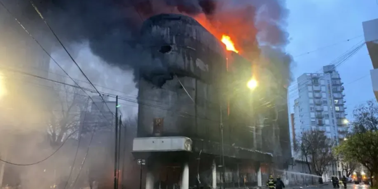 Incendio en La Plata: el lugar estaba clausurado por la Municipalidad
(crédito imagen: mdz)