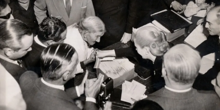 En 1949, el "decálogo de la ancianidad" fue incorporado a la nueva Constitución Nacional, luego derogada por la sangrienta dictadura de Aramburu y Rojas