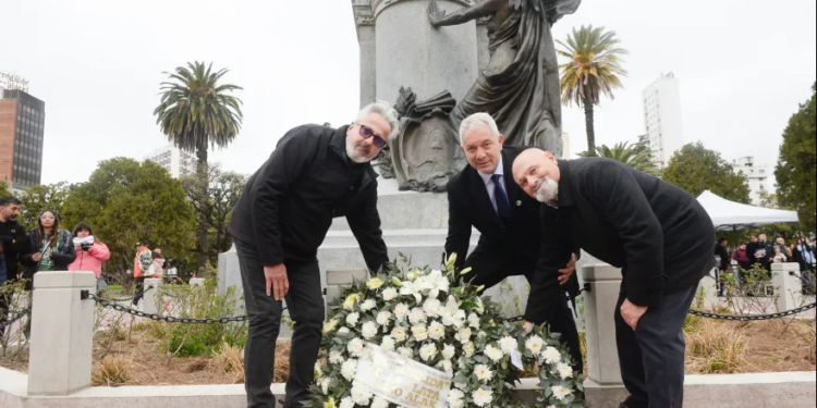 El intendente y representantes del Instituto Sanmartiniano colocan una ofrenda floral
