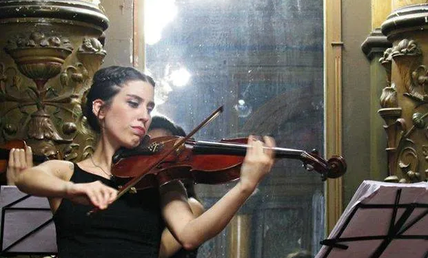 María Candela Gómez, platense que se formó en la OEB, concursó en 2015 y quedó como violista permanente de la Orquesta Estable del Argentino