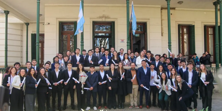 “Los que tuvimos la posibilidad de estudiar en esta Facultad somos unos privilegiados. Espero que nuestros egresados entiendan eso y el día de mañana puedan devolver algo del esfuerzo realizado por ellos”, expresó el decano Marcos Actis