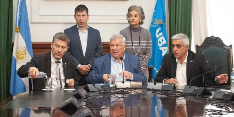 El rector de la UBA, Ricardo Gelpi, el presidente del CIN, Oscar Alpa, y el vicerrector del CIN, Franco Bartolacci, encabezaron una conferencia de prensa (Foto: Jaime Olivos / Infobae)