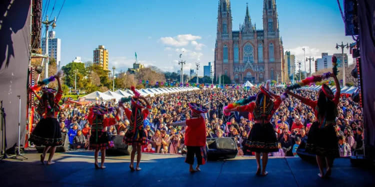 Tanto el sábado 13 como el domingo 14, desde las 12 horas, Plaza Moreno será el escenario de “Perú Vive 2025”