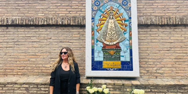 "Haber hecho una imagen de la Virgen me dejó una emoción enorme. Como decía Francisco, el arte te libera y ensancha el corazón. Para mí fue un regalo al alma y al espíritu que no puedo describir", dijo Florencia Delluchi, la artista plástica argentina autora de la obra (crédito foto: Vatican News)