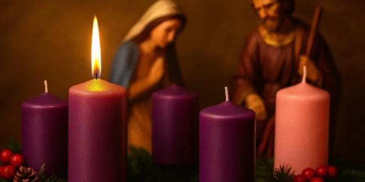 Una corona de Adviento con cinco velas (Crédito imagen: Aica)