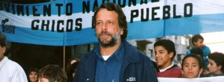 Mientras los acontecimientos ocurrían hubo dos espíritus que estaban más presentes que nunca, dos luces que iluminaron el camino. Por un lado, el del Padre Carlos Cajade. Una pantalla proyectó un fragmento de un discurso de aquel sacerdote que levantó una obra solidaria para la niñez platense sin precedentes