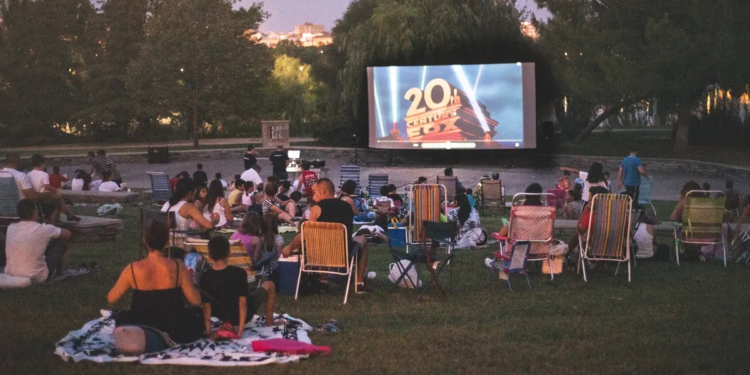 La Municipalidad de La Plata ofrece funciones de cine al aire libre durante enero y febrero en centros culturales, clubes y espacios públicos de distintas localidades (crédito: ayuntamiento de Mérida - imagen meramente ilustrativa)