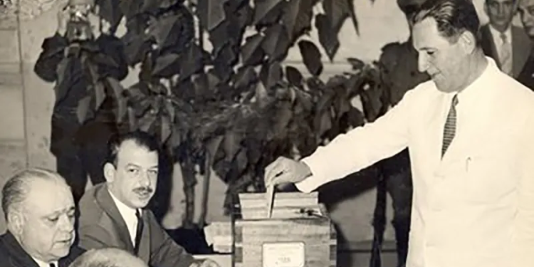 Vota Perón. 24 de febrero de 1946. Argentina iniciaba una década de políticas nacionalistas, industrialistas y populares (Crédito imagen: Caras y Caretas)