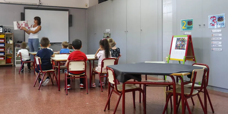 En España, para 2030, aguardan un promedio de 8 alumnos por clase (Crédito: diario El Mundo)