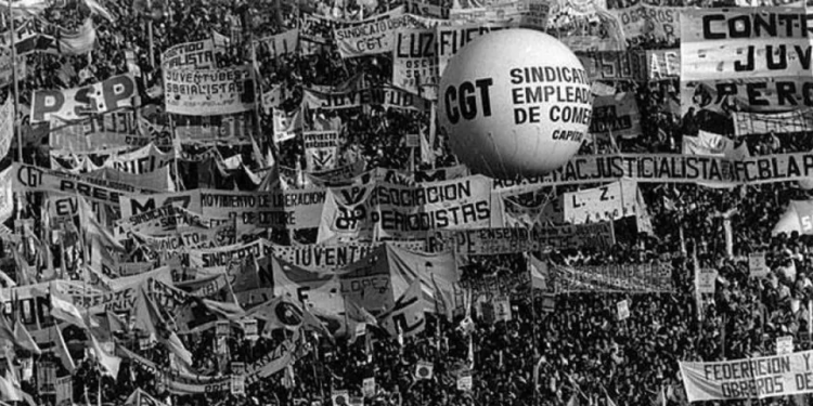 Hoy más que nunca, la organización sindical es la herramienta que puede revertir la fragmentación, defender derechos y proyectar una sociedad más justa, donde el trabajo vuelva a ser el motor de la dignidad y la equidad (Crédito imagen: Jacobin Revista)