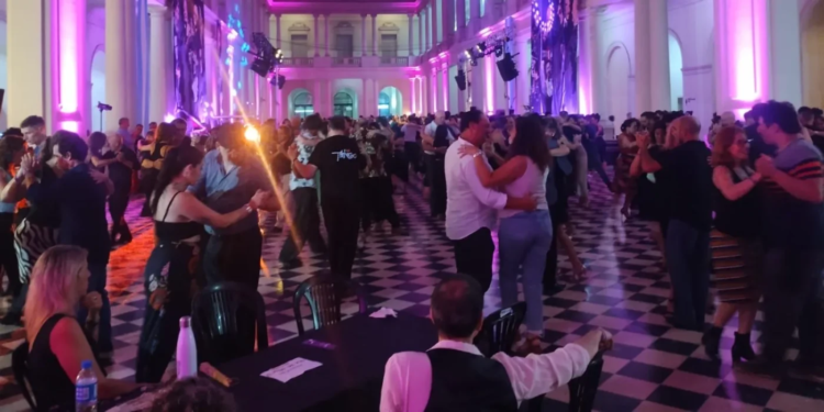 "La Plata Baila Tango" hizo explotar el Pasaje Dardo Rocha. Continúa hasta el sábado 4 de abril inclusive