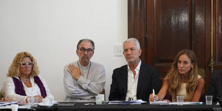 La Subsecretaria de Educación bonaerense, Claudia Bracchi; el arzobispo de La Plata, Gustavo Carrara; el intendente comunal, Julio Alak, y la diputada nacional (UxP) Victoria Tolosa Paz
