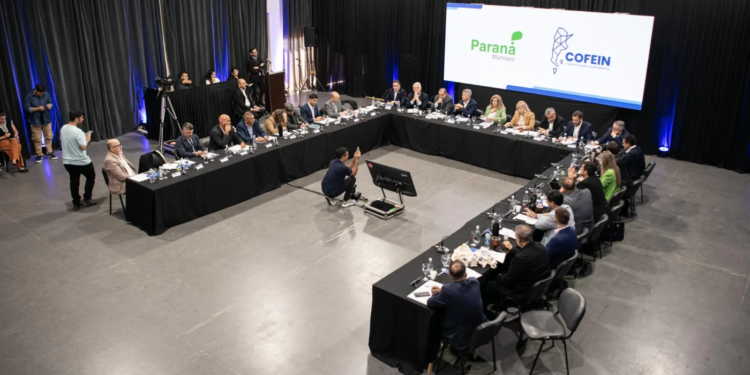 De la reunión participaron, además de Alak y la anfitriona, Rosa Margarita Romero (Paraná), los intendentes de Córdoba, Rosario, Santa Fe, Tucumán, La Rioja, Mendoza, Santiago del Estero, Salta, Viedma, Santa Rosa y de muchos otros municipios argentinos