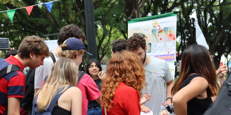 La Feria del Agua convocó a decenas de personas en Plaza Rocha para conocer proyectos vinculados al tema (Foto: Bárbara Dibene)