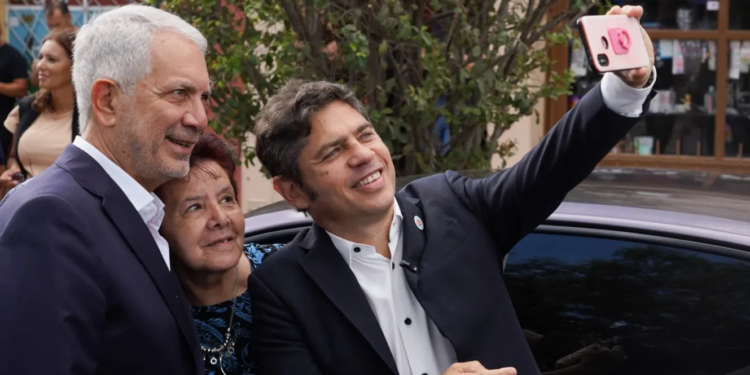 El intendente Julio Alak y el gobernador Axel Kicillof junto a una vecina de Los Hornos
