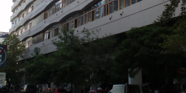 El gigante arquitectónico que domina el microcentro de La Plata fue ideado por la dictadura de Onganía a imagen y semejanza de una cárcel, y el proyecto original contemplaba la demolición del histórico edificio patrimonial del Rectorado de la UNLP (crédito imagen: wikipedia)