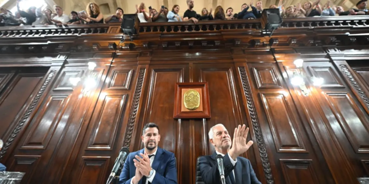 “Venimos hoy a ratificar nuestra voluntad de trabajar con todos los sectores políticos y sociales, valorando y respetando la diversidad, pero priorizando siempre el interés superior de la ciudad”, expresó Julio Alak