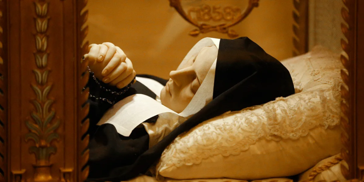El cuerpo de Santa Bernardita de Lourdes se conserva incorrupto (sin descomposición habitual) desde su muerte en 1879 y está expuesto en una urna de cristal en la capilla del Convento de Saint-Gildard, en Nevers, Francia (Crédito foto: Aleteia)