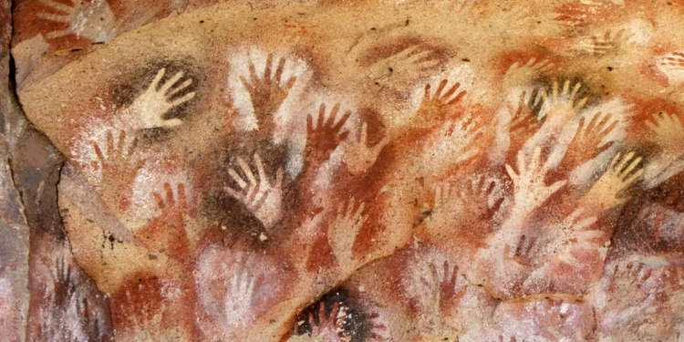 Cueva de las Manos, Río Pinturas, Santa Cruz (1999). La Cueva de las Manos del Río Pinturas es un bien cultural incorporado al listado de los Patrimonios de la Humanidad en 1999
