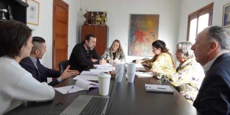 Funcionarios del ministerio de Hábitat e integrantes de la UCALP, limando los últimos aspectos de la iniciativa
