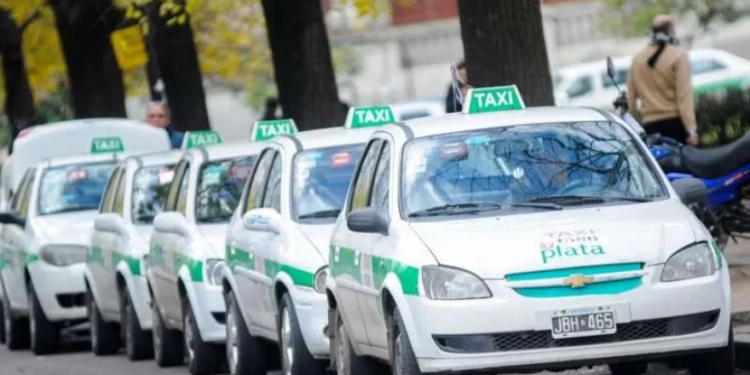 Durante abril de 2026, la recaudación diaria promedio en pesos constantes 
(real) de los taxistas disminuyó 16.3% interanual. Respecto a 2023, la caída es 
del 44%