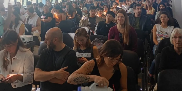 El salón, a tope de estudiantes y voluntarios de organizaciones sociales