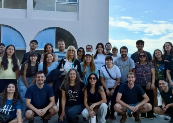 En protesta por la falta de remedios, médicos atienden de forma gratuita