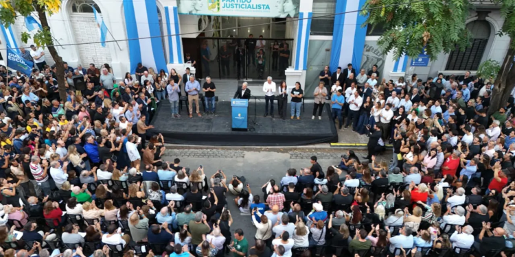 “A partir de un peronismo unido debemos conformar un nuevo y gran frente nacional, popular y democrático (...) Hay que construir la cultura del reencuentro de las fuerzas nacionales y populares”, subrayó Julio Alak