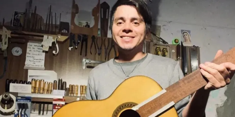 Facundo Molina estudia Luthería en la Universidad Nacional de Tucumán. Está a un pasito de terminar su primera guitarra, que donará a la Orquesta Escuela de Berisso, donde creció tocando el violín desde que era un niño (Foto: gentileza Facundo Molina)