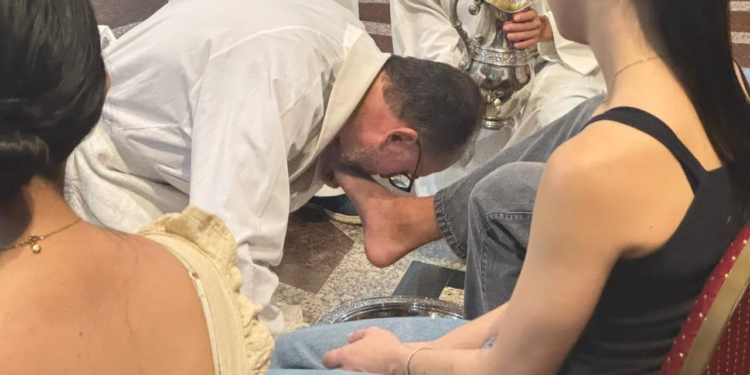 "El Evangelio del lavatorio de los pies nos desafía a poner el mundo al revés, 'patas para arriba'", dijo el arzobispo Gustavo Carrara en la homilía del Jueves Santo