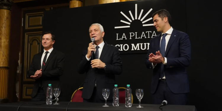Daniel Lipovetzky, flamante secretario de Relaciones Internacionales de la Comuna, Julio Alak y  Marcos Urtubey, subsecretario de Cooperación Internacional