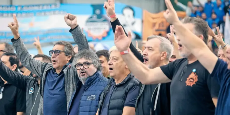 El eterno y sano retorno del sindicalismo combativo: más de 140 organizaciones sindicales de todo el país consensuaron un programa de medidas políticas, sociales y económicas para "ya". Se inscribe en la mejor tradición del gremialismo argentino (Crédito imagen: Perfil / Cedoc)