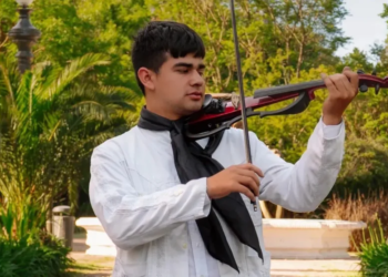 El ‘niño rebelde’ de la orquesta escuela que honra con su violín a los héroes de Malvinas