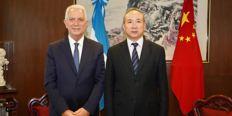 El intendente de La Plata, Julio Alak, y el embajador de China en Argentina, Wang Wei