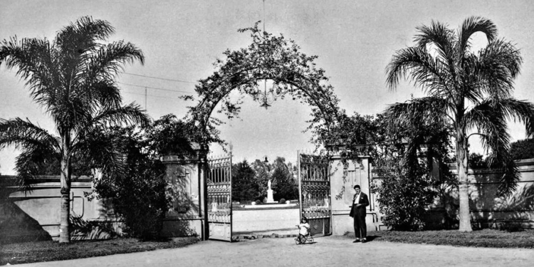 Foto histórica de la entrada al Parque Saavedra (Crédito imagen: Meridiano V)