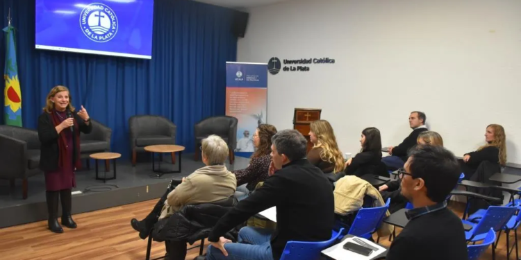 Rita Gajate, rectora de la UCALP, fue la encargada de la apertura de la jornada