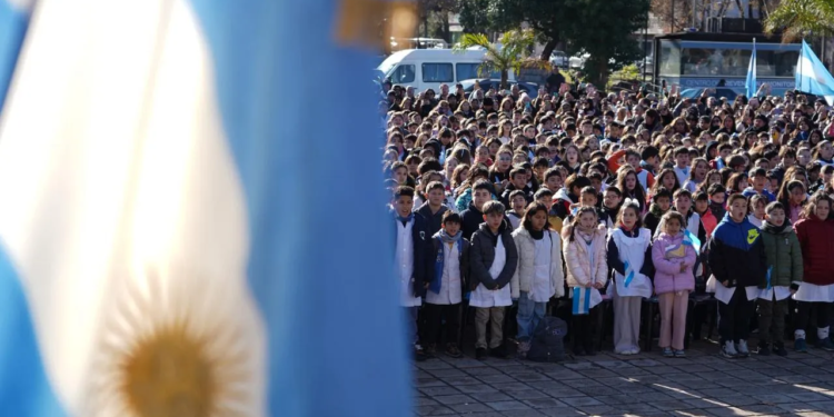 1.052 estudiantes de cuarto grado de establecimientos educativos de gestión pública y privada prometieron defender, respetar y amar a la bandera