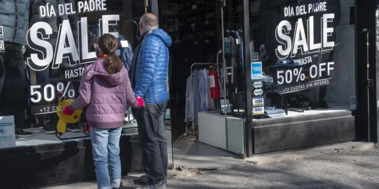 Las ventas por el Día del Padre cayeron nuevamente, pese a que más del 80% de los comercios realizó promociones especiales