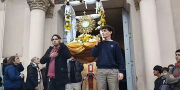 “Este es mi cuerpo, esta es mi sangre”. Multitudinaria procesión de Corpus Christi en La Plata